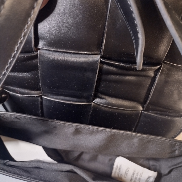 Elegant Black Crossbody Bag - Picture 4 of 4